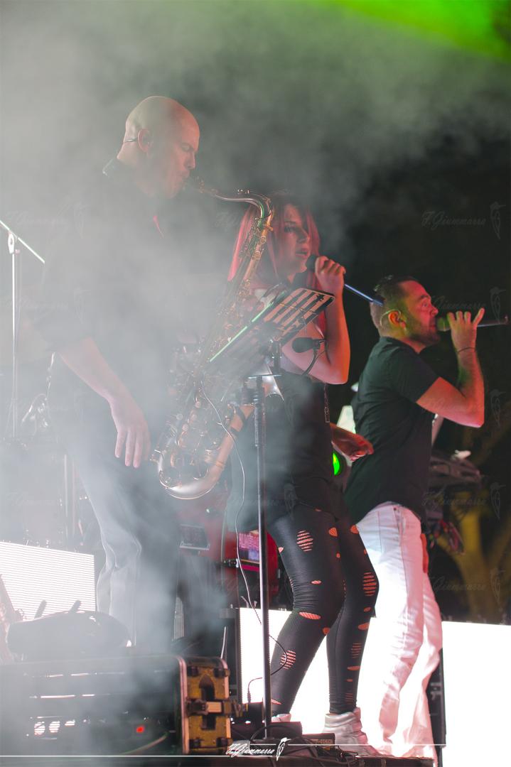 Fumée, Musique et Chant - Saxophoniste et voix du Groupe ALMERAS (Salon de Provence le 22 août 2016)
